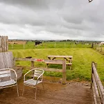 Glamping On A Working Farm Five Miles West Of 칼라일
